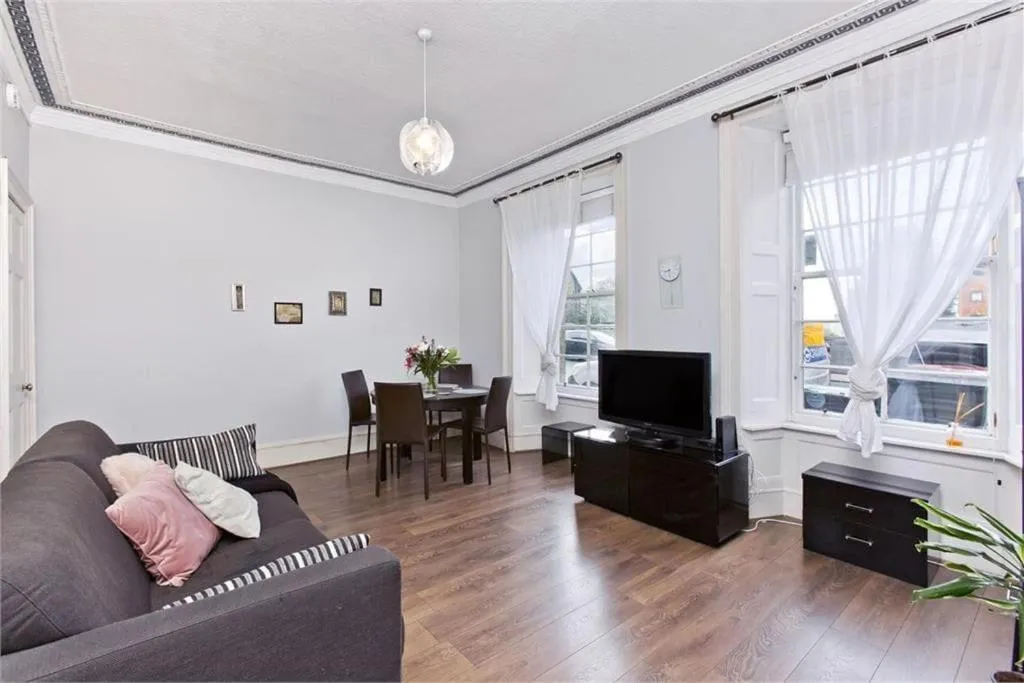 Image 1 of 1 Bedrooms Flat in Central Edinburgh Haymarket, Heart of Edinburgh Flat Sleeps 4 ,