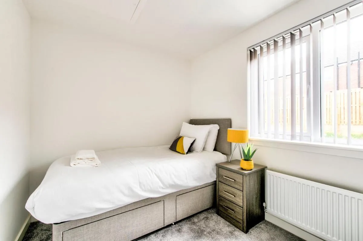 Image 6 of 2-Bedroom Holiday Home With Private Garden & Parking