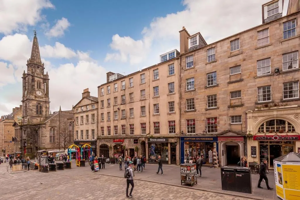 Image 5 of 3 New Assembly Close – Royal Mile