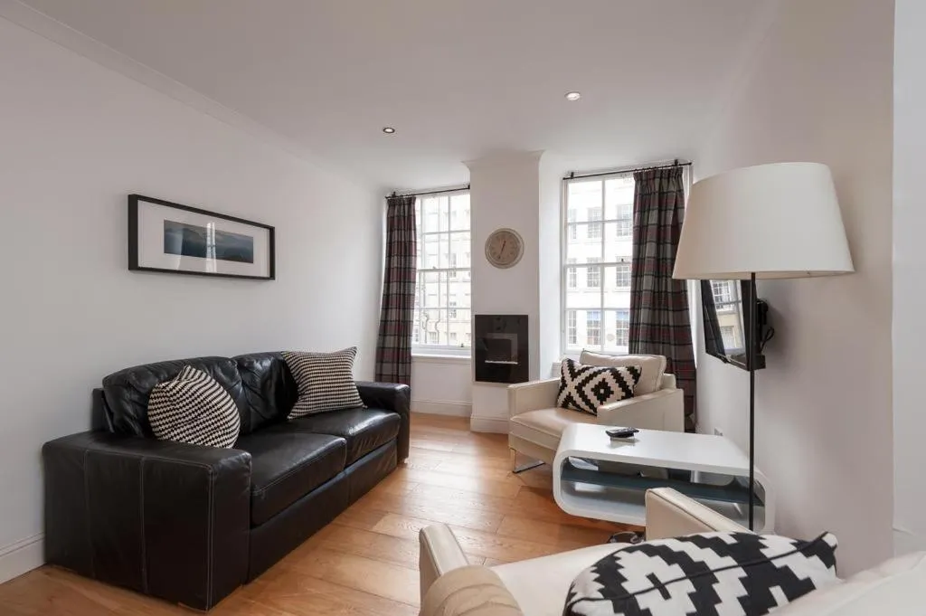 Image 4 of 3 New Assembly Close – Royal Mile