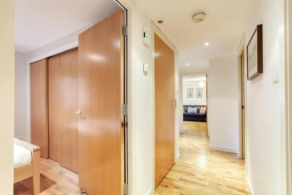 Image 6 of *Amazing Location!*In heart of the City. 2BR & Cot