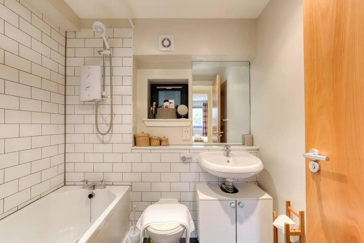 Image 5 of *Amazing Location!*In heart of the City. 2BR & Cot