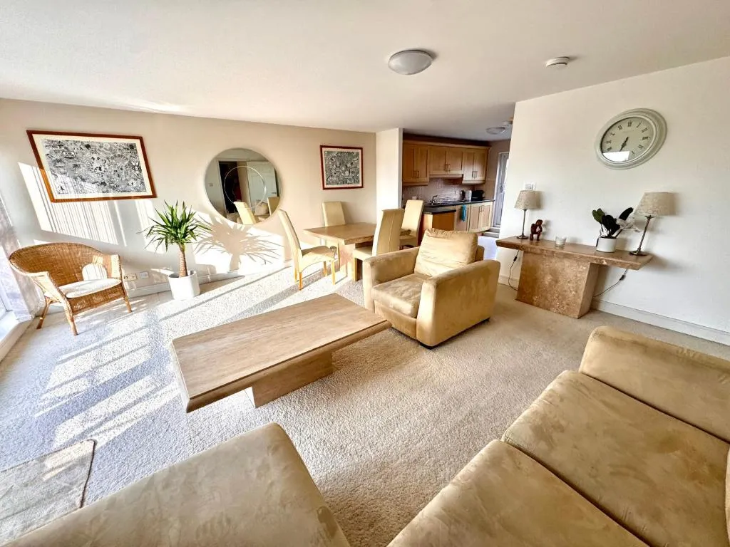 Image of Appins Penthouse Edinburgh Luxury Apartment – Fast Wifi & Free Parking