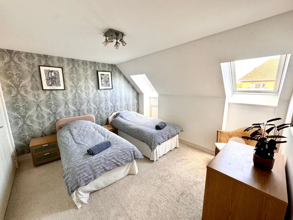 Image 1 of Appins Penthouse Edinburgh Luxury Apartment – Fast Wifi & Free Parking