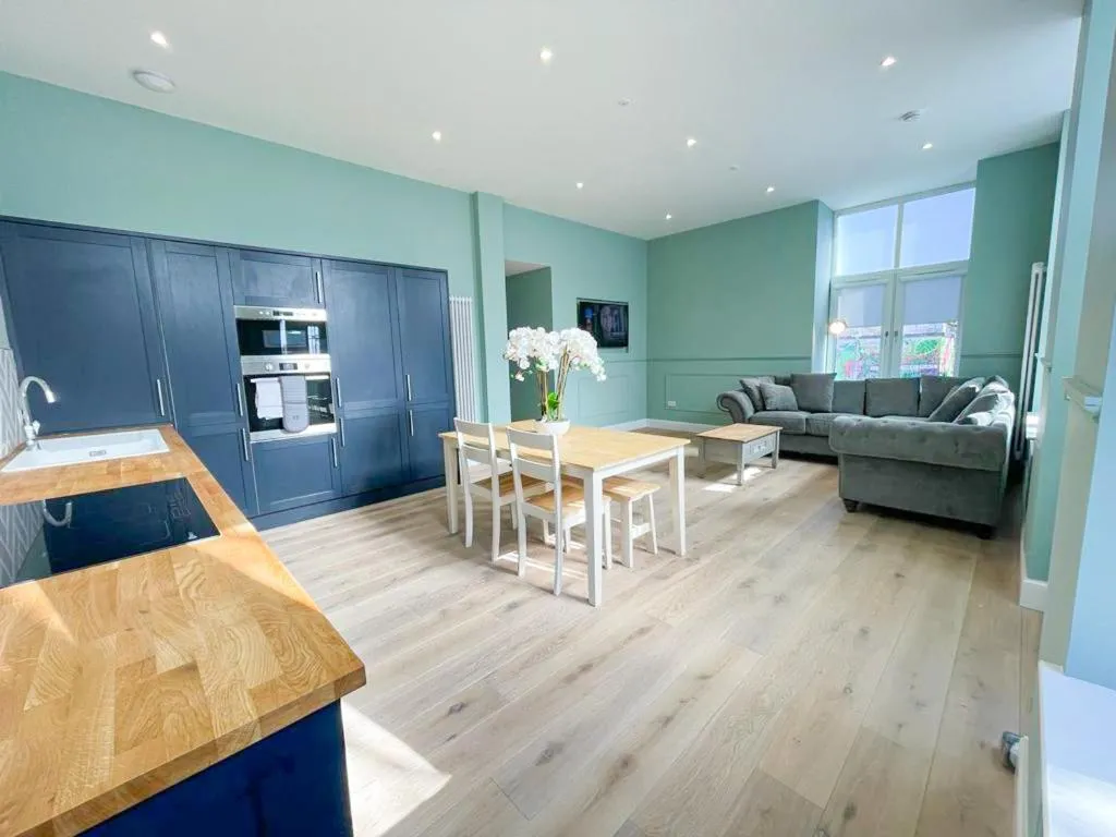 Image of Beautiful 2BR, Private Entry in Vibrant Leith