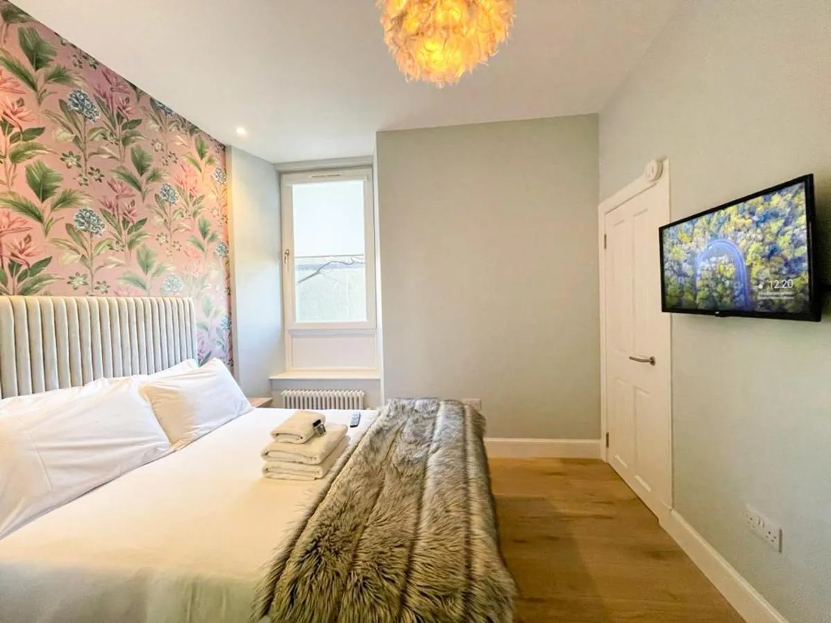 Image 6 of Beautiful 2BR, Private Entry in Vibrant Leith
