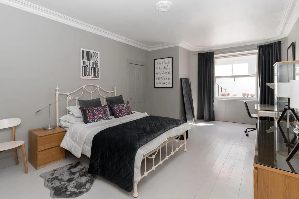 Image of Beautiful & Bright 2BD Flat – Haymarket