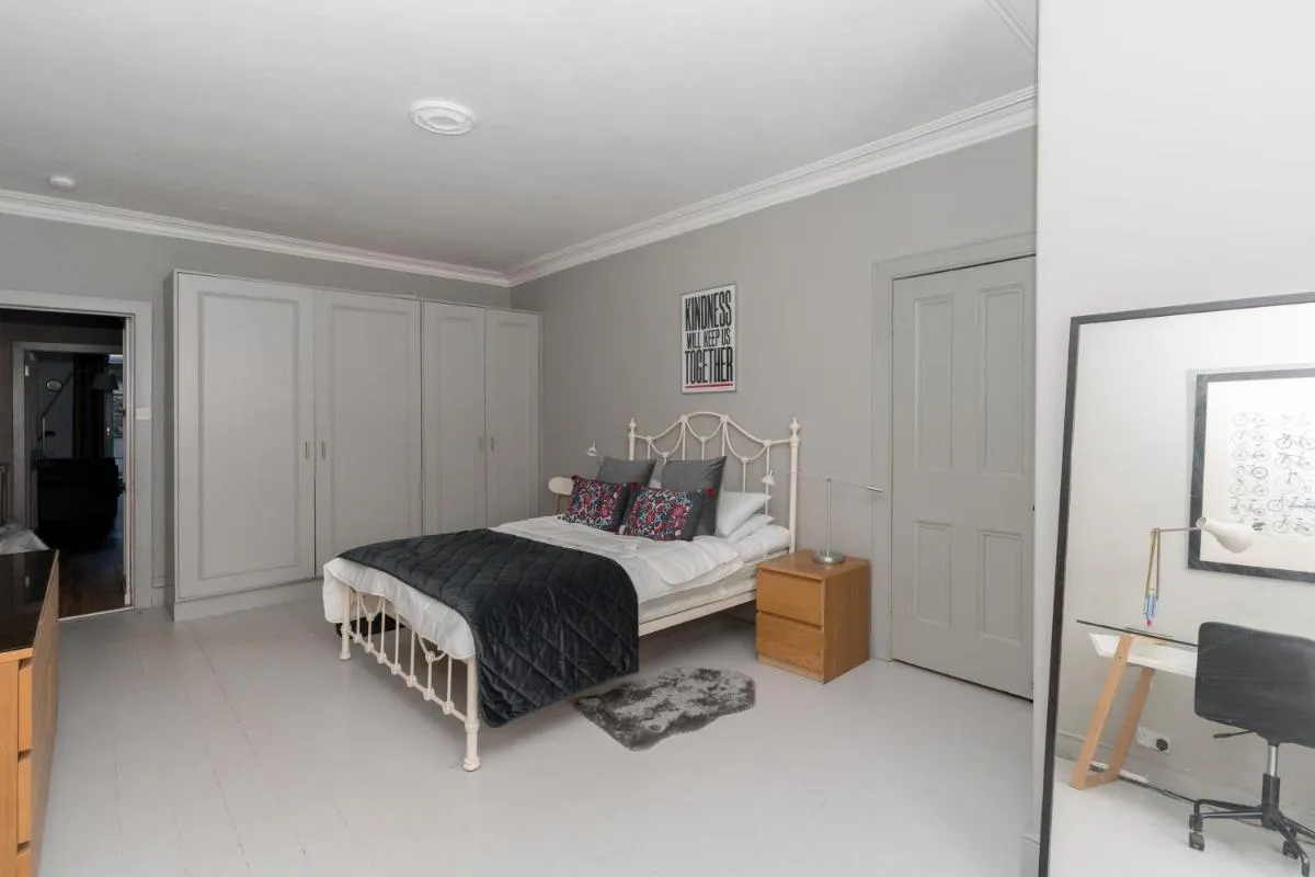 Image 2 of Beautiful & Bright 2BD Flat – Haymarket