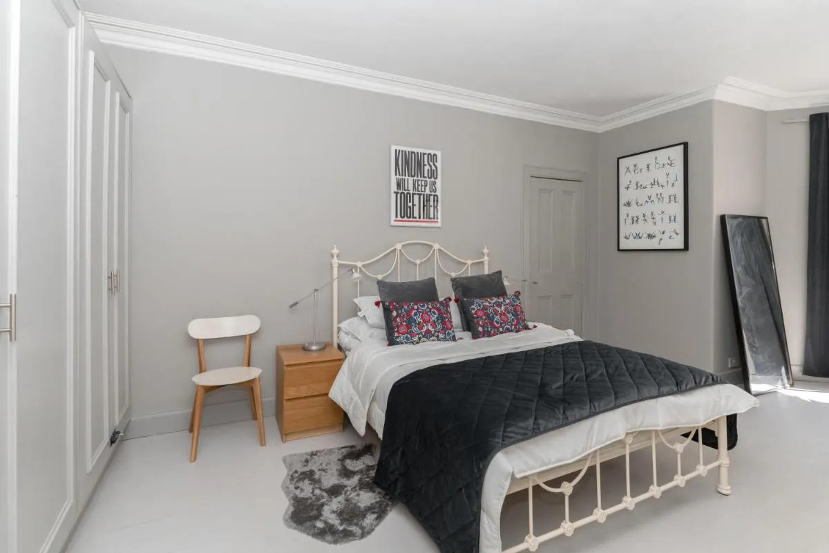 Image 3 of Beautiful & Bright 2BD Flat – Haymarket