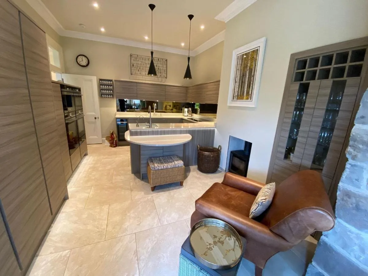 Image 2 of Braid Rd Stunning Villa