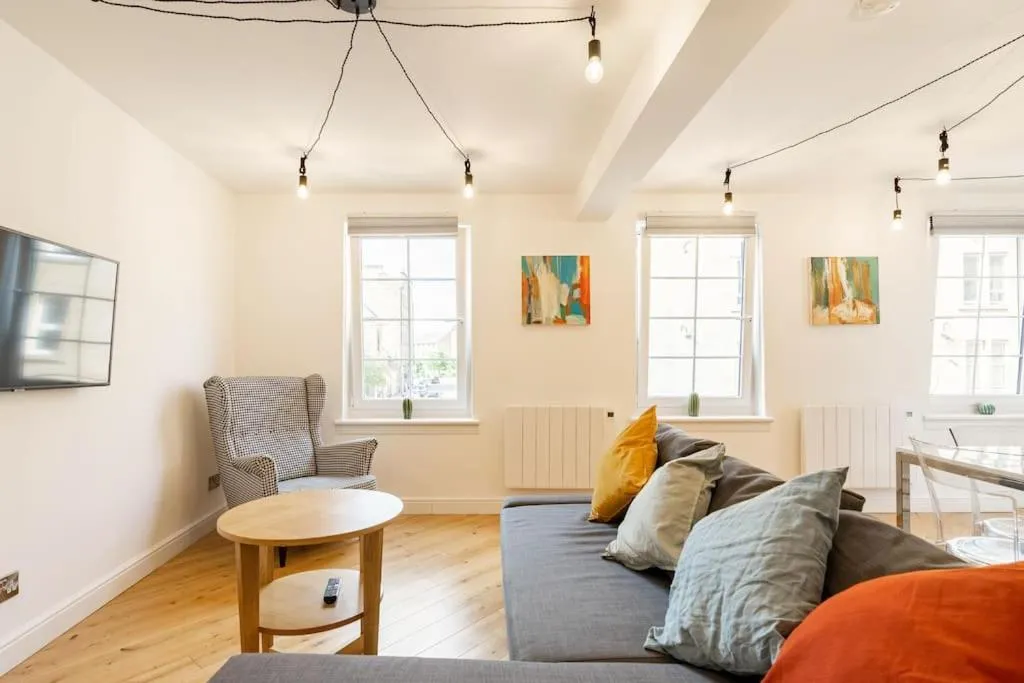 Image of Central, Bright 2 Bed Flat – Pool & Sauna