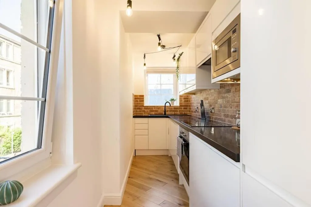 Image 4 of Central, Bright 2 Bed Flat – Pool & Sauna