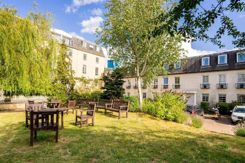 Image 6 of Central, Bright 2 Bed Flat – Pool & Sauna