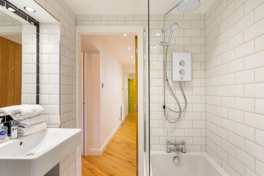 Image 2 of Central, Bright 2 Bed Flat – Pool & Sauna