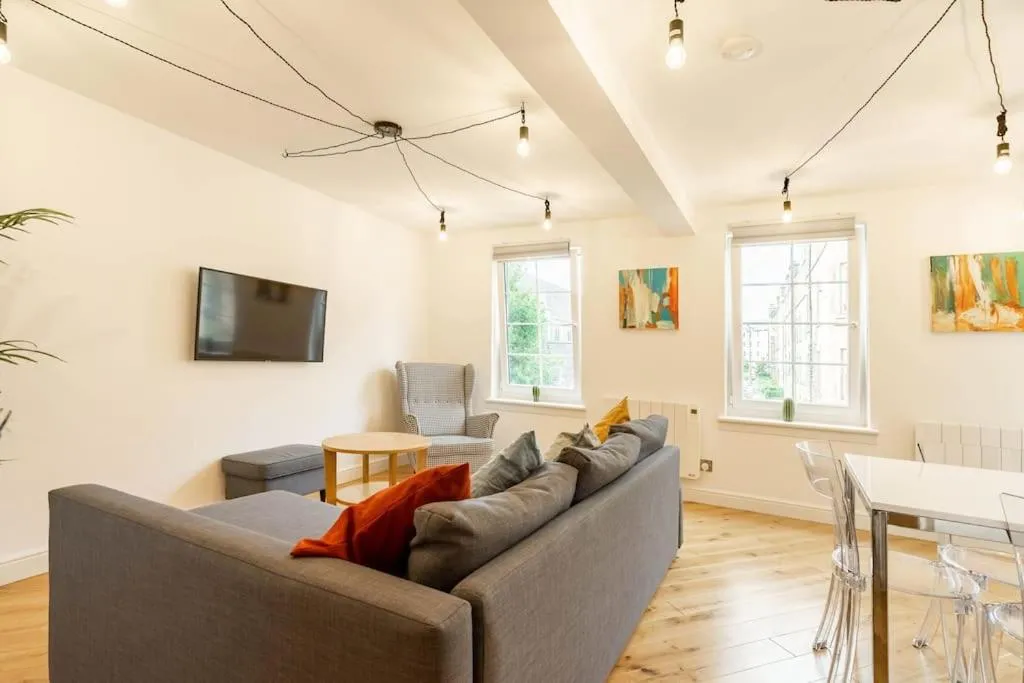 Image 5 of Central, Bright 2 Bed Flat – Pool & Sauna