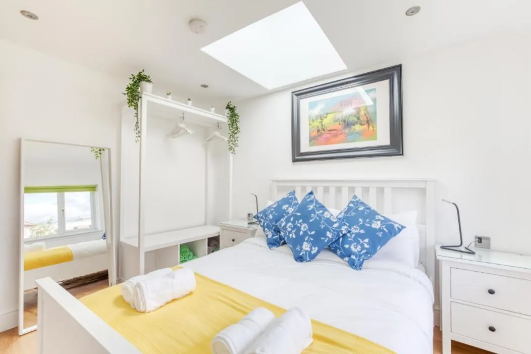 Image 1 of Central Bright 3 Bed Flat with Pool & Parking