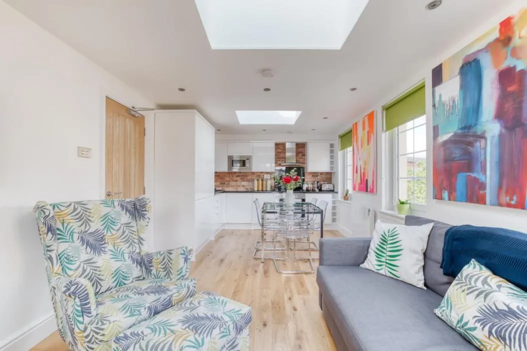 Image 4 of Central Bright 3 Bed Flat with Pool & Parking