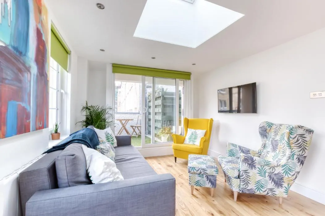 Image of Central Bright 3 Bed Flat with Pool & Parking