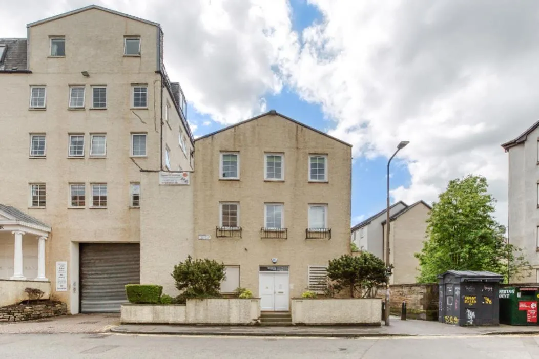 Image 6 of Central Bright 3 Bed Flat with Pool & Parking