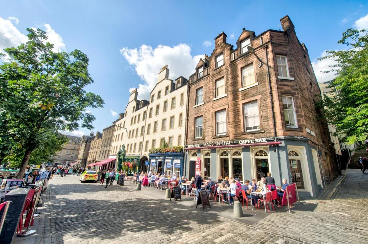 Image 5 of Charming 1 Bed Apartment with Castle View