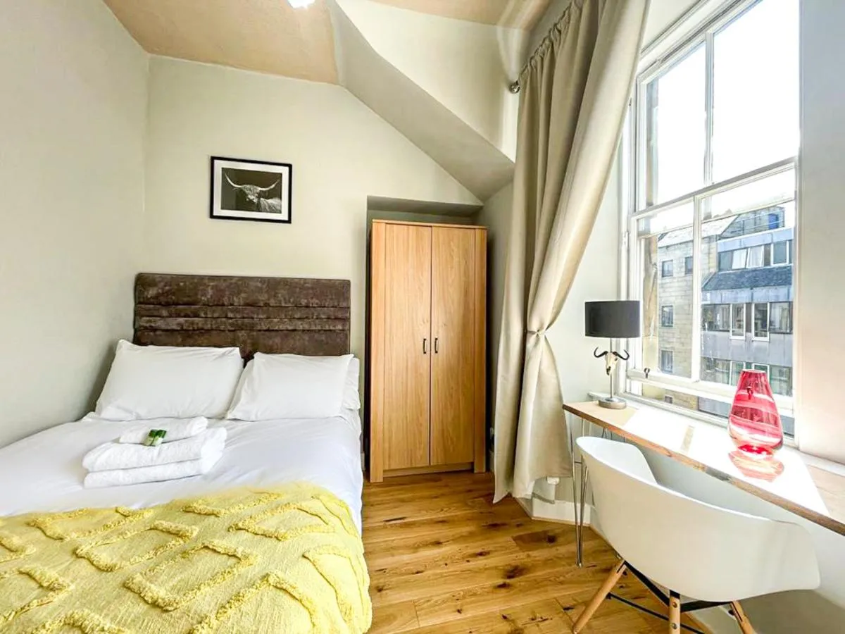 Image 6 of Charming 3 Bed Apartment in Old Town
