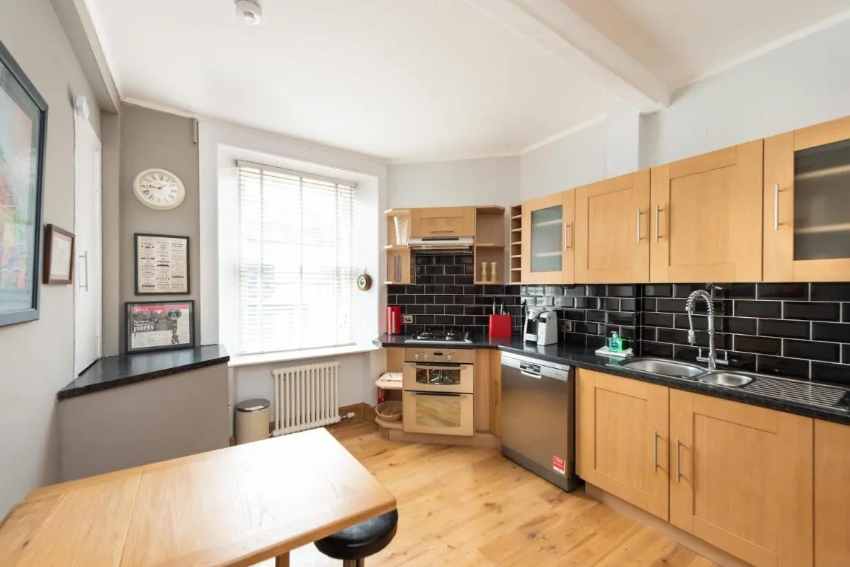 Image 3 of Charming Grassmarket 1 Bed Castle pad