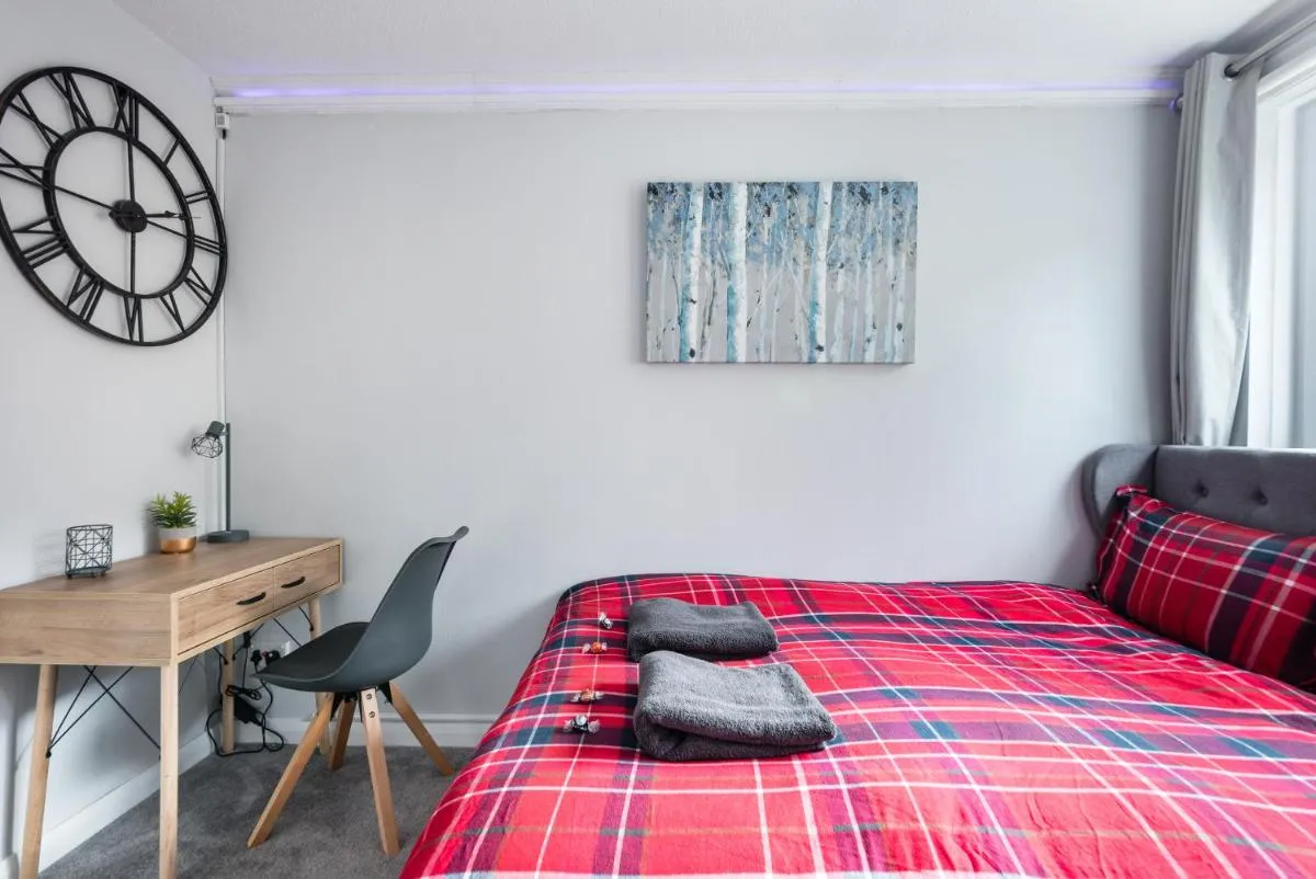 Image 5 of City Centre Stylish Apartment With Free Parking