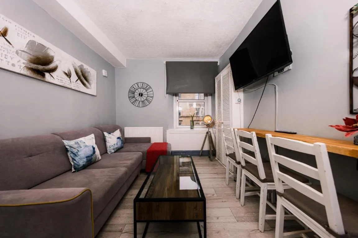 Image of Cozy City Centre 2 Bedroom Apt by the Meadows! 5