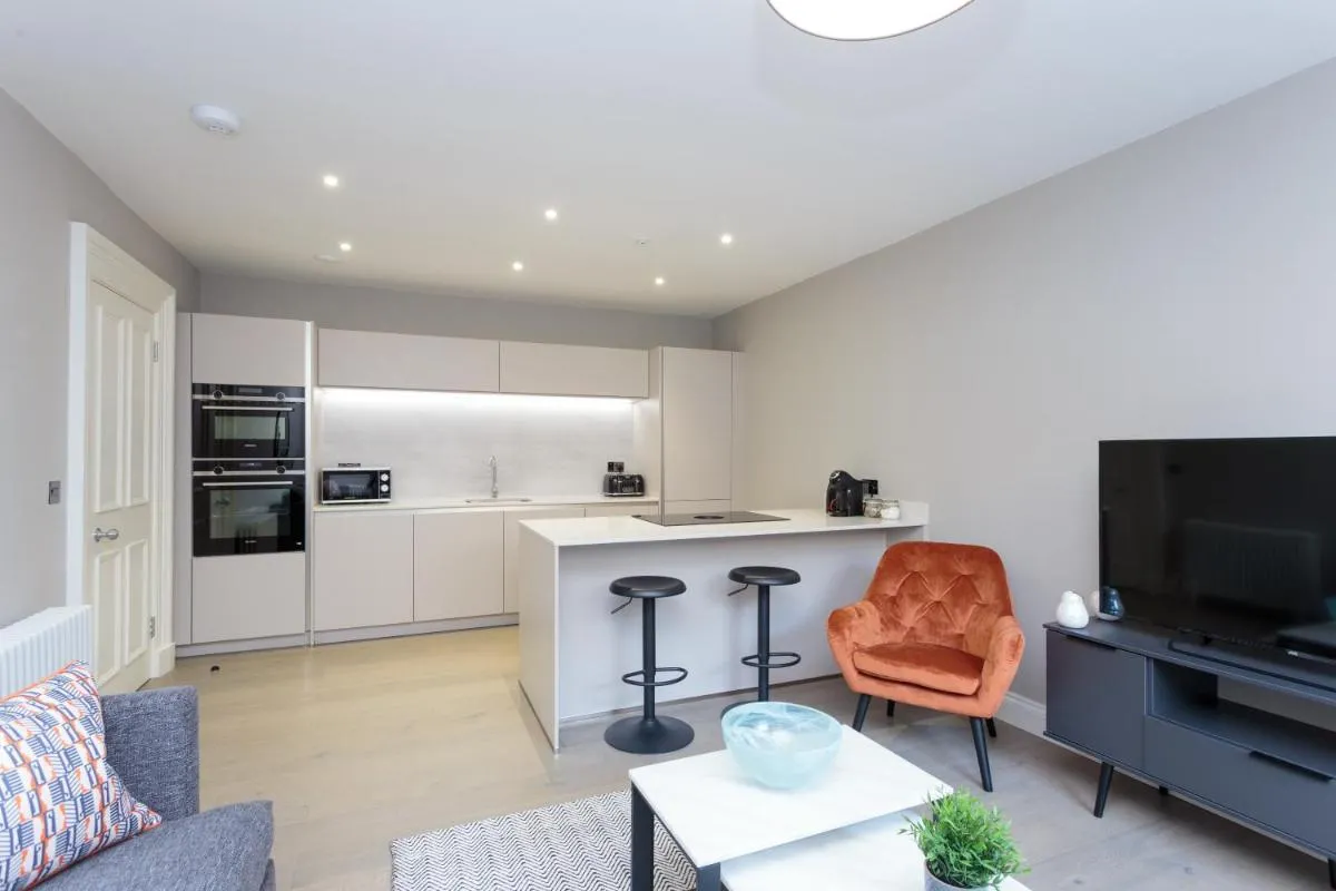 Image 3 of Dragon Suites – Edinburgh City Centre 1 Bed Apartment