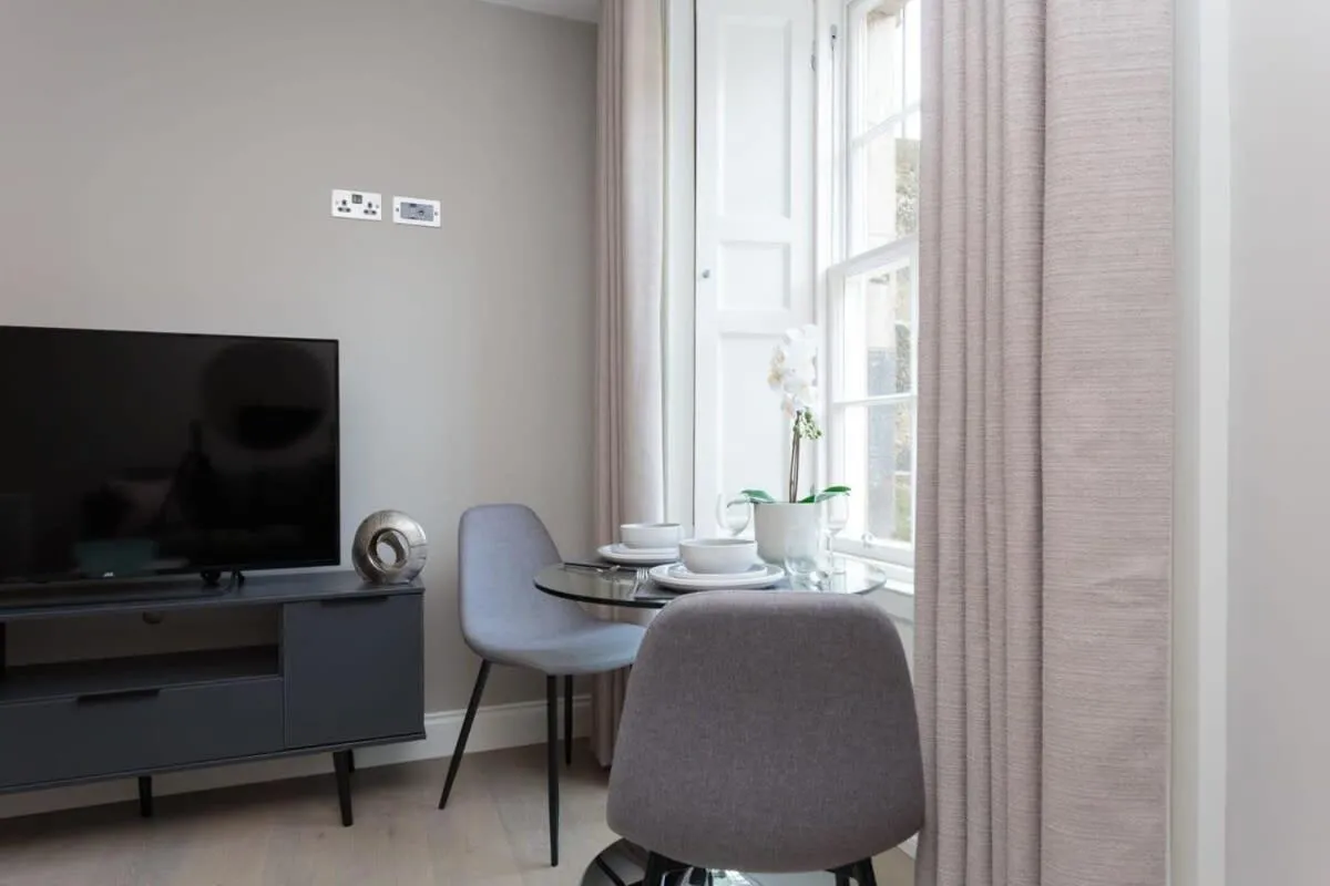 Image 4 of Dragon Suites – Edinburgh City Centre 1 Bed Apartment