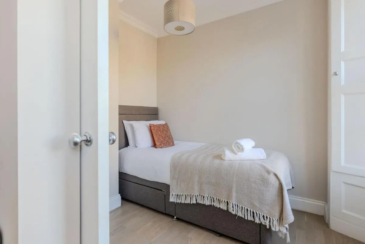 Image 6 of Dragon Suites – Edinburgh City Centre 2 Bed Apartment