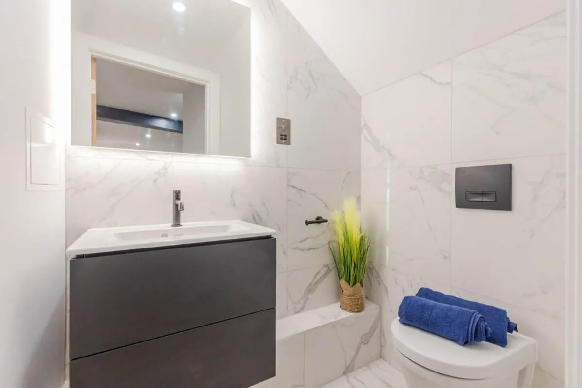 Image 6 of Dragon Suites – Yukina Suite – 2 bed city centre house with garden