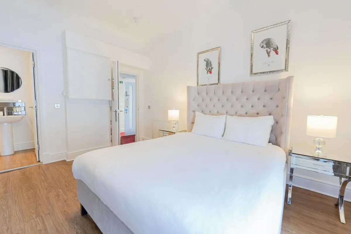 Image 5 of Edinburgh Castle Apartments
