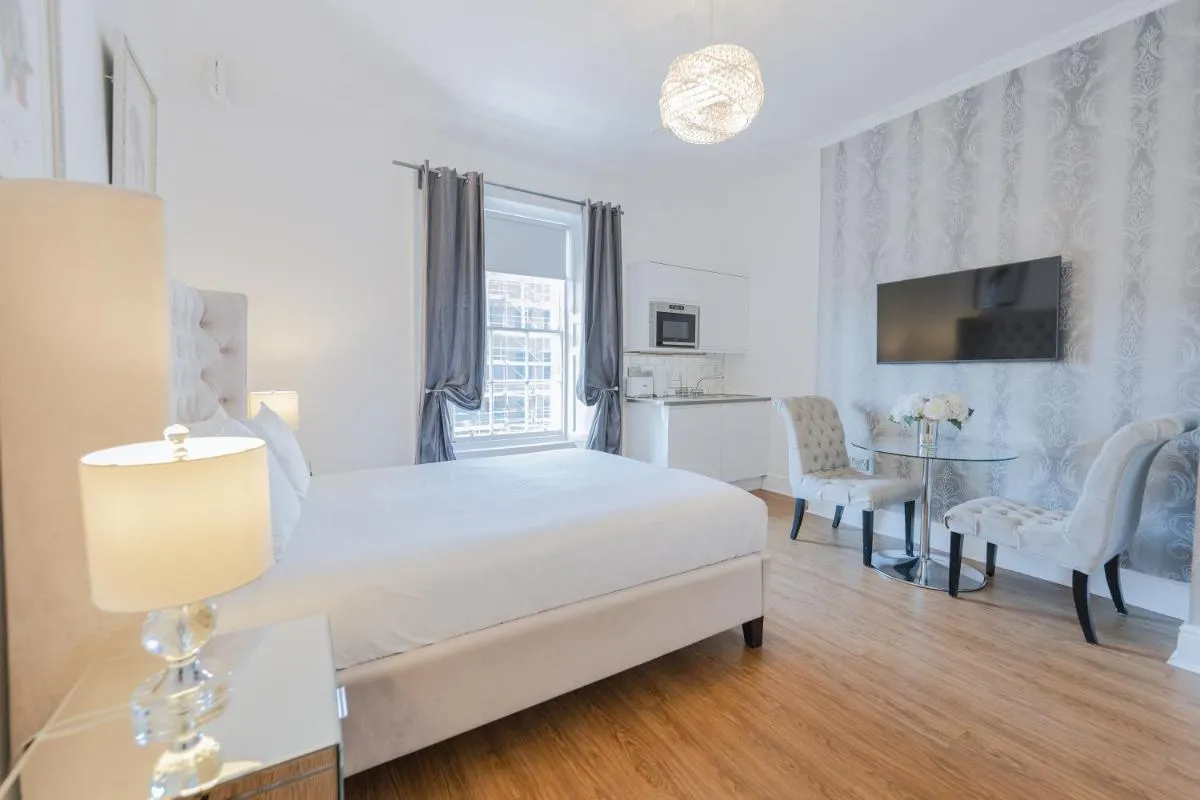 Image 6 of Edinburgh Castle Apartments