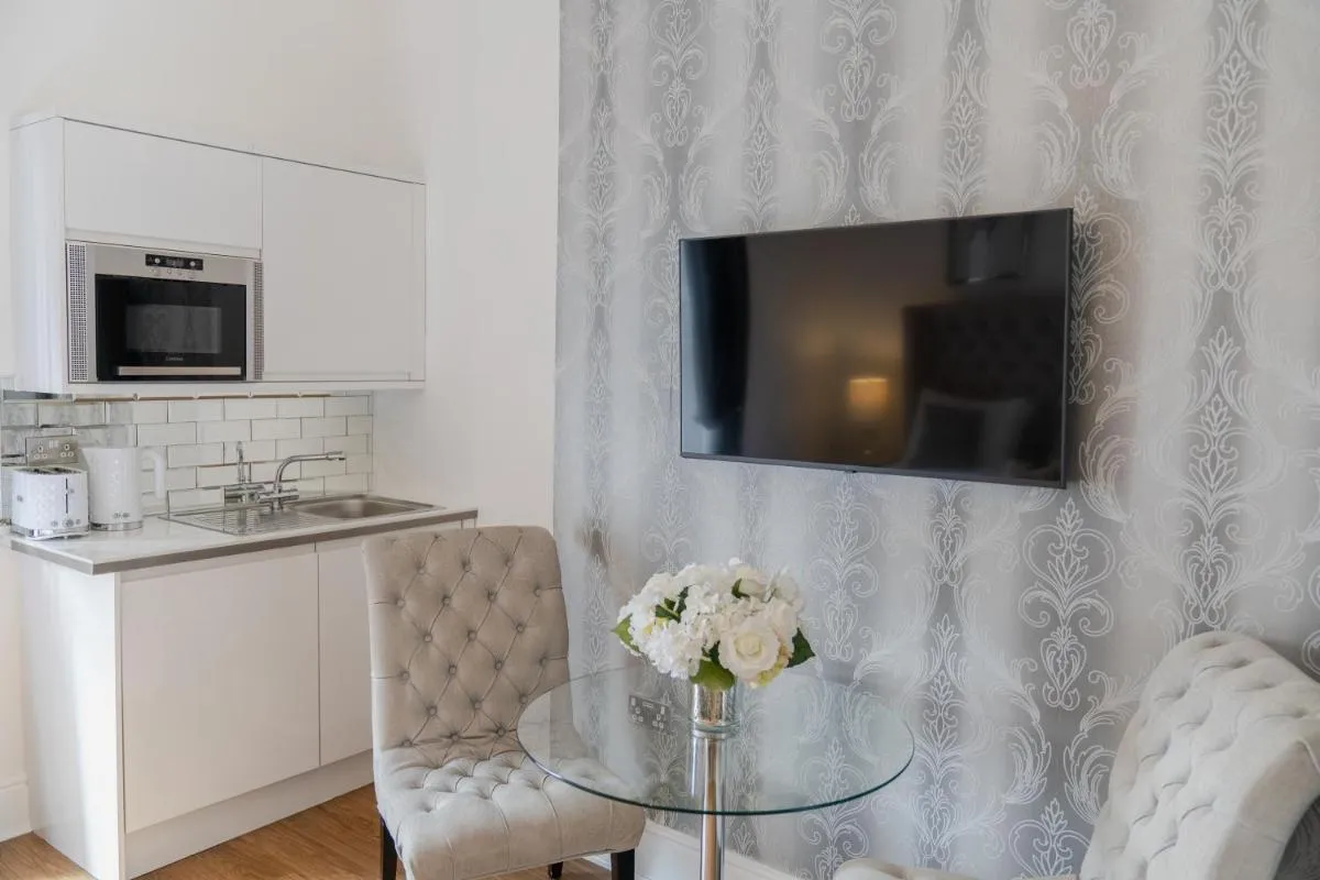 Image 4 of Edinburgh Castle Apartments