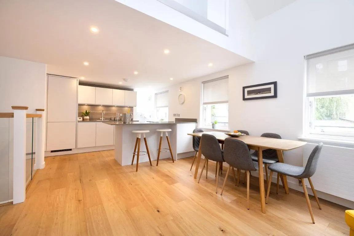 Image of Edinburgh Modern 3-Storey 3-Bedroom City Apartment