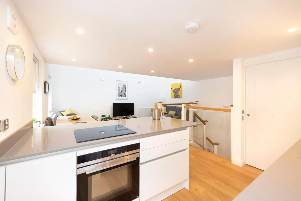 Image 4 of Edinburgh Modern 3-Storey 3-Bedroom City Apartment