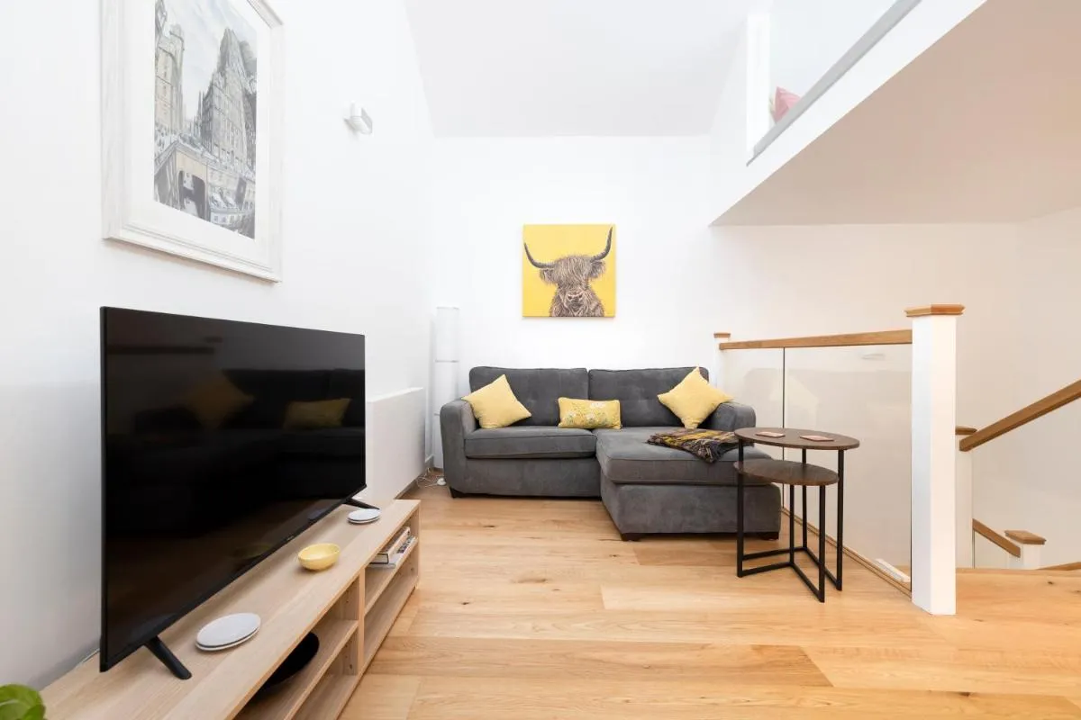 Image 5 of Edinburgh Modern 3-Storey 3-Bedroom City Apartment