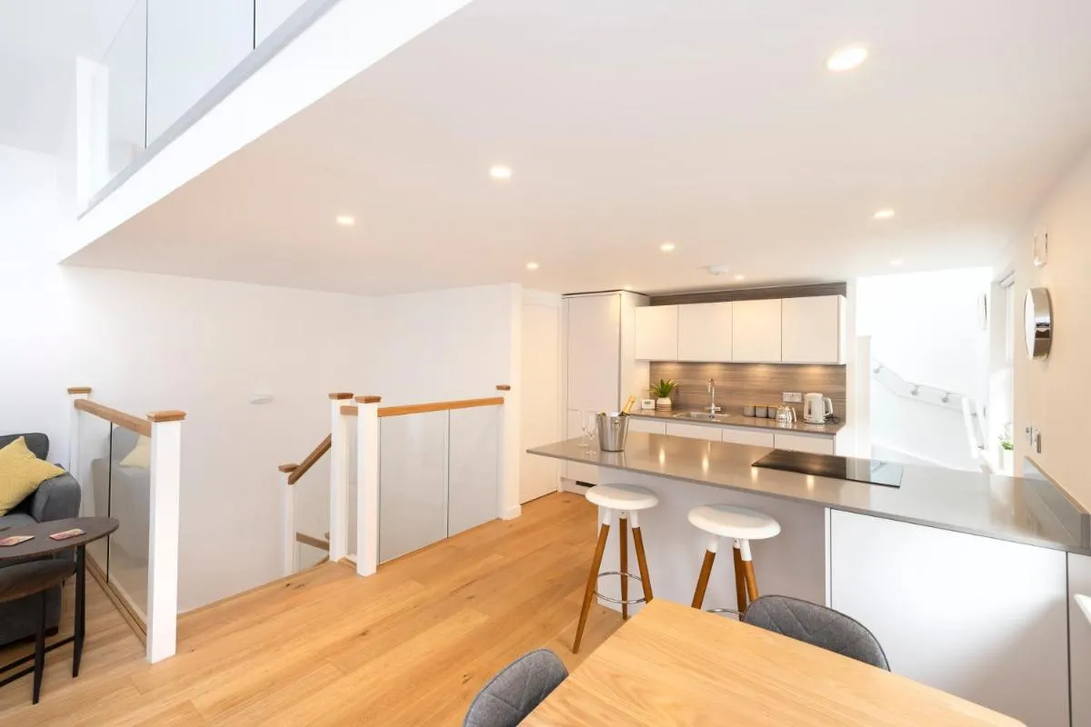 Image 2 of Edinburgh Modern 3-Storey 3-Bedroom City Apartment