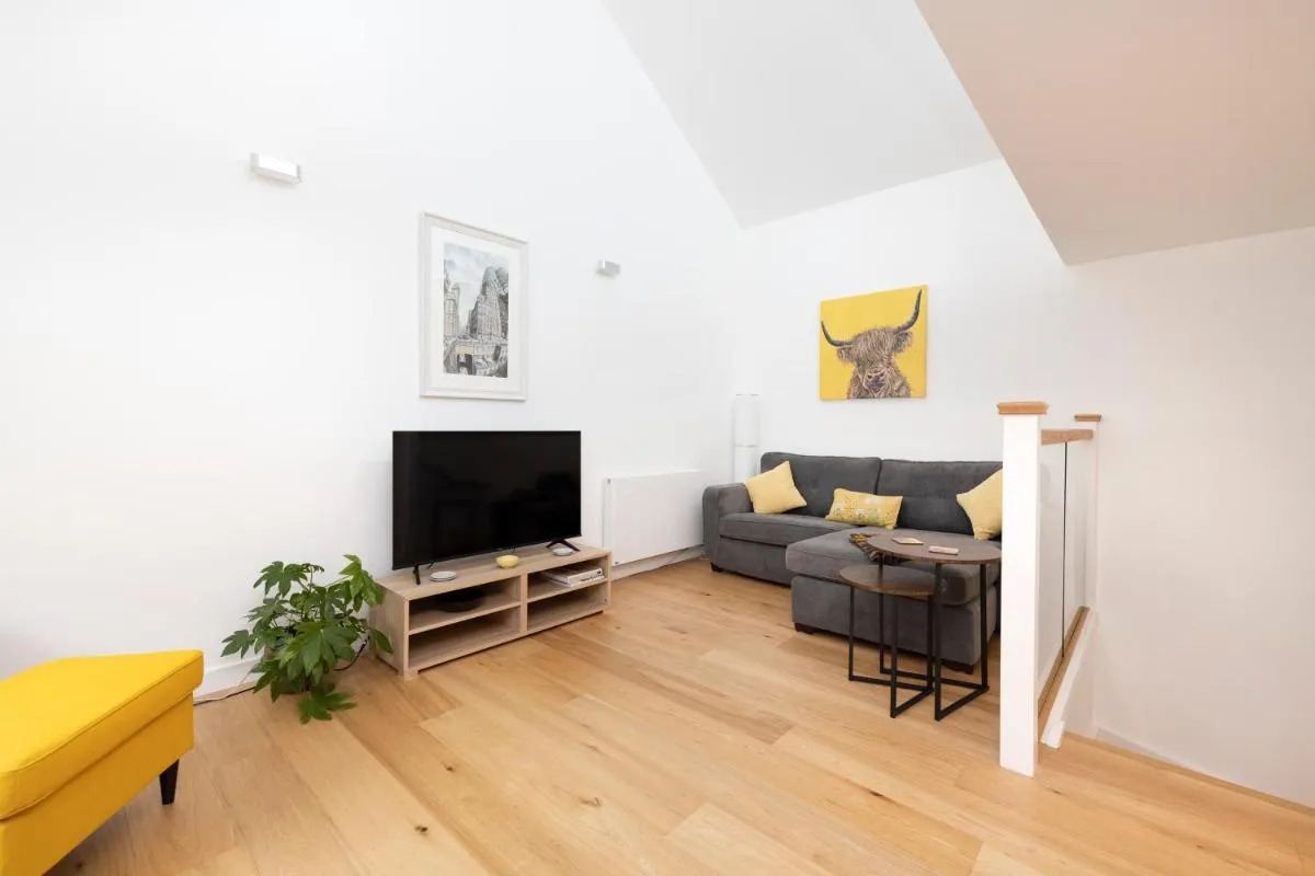 Image 3 of Edinburgh Modern 3-Storey 3-Bedroom City Apartment