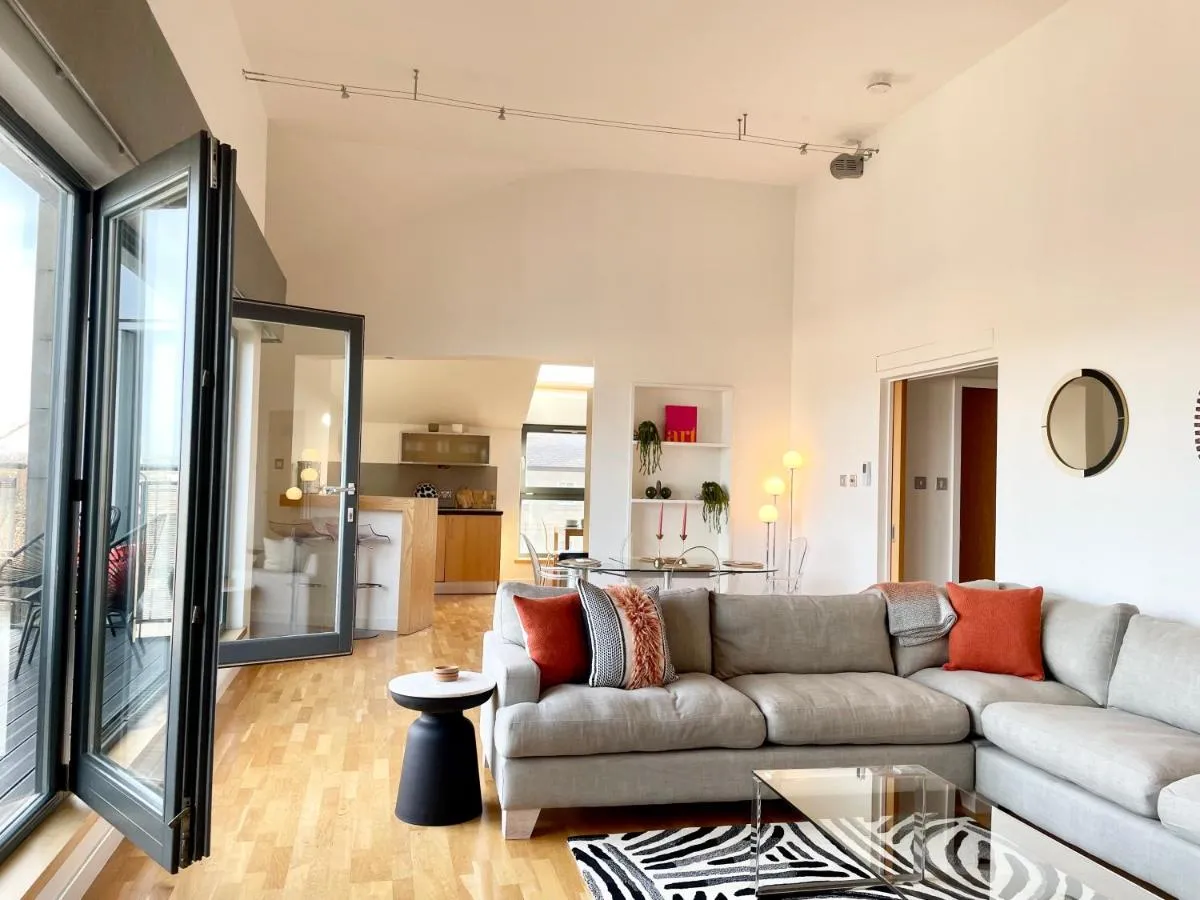 Image 2 of Edinburgh Penthouse 101