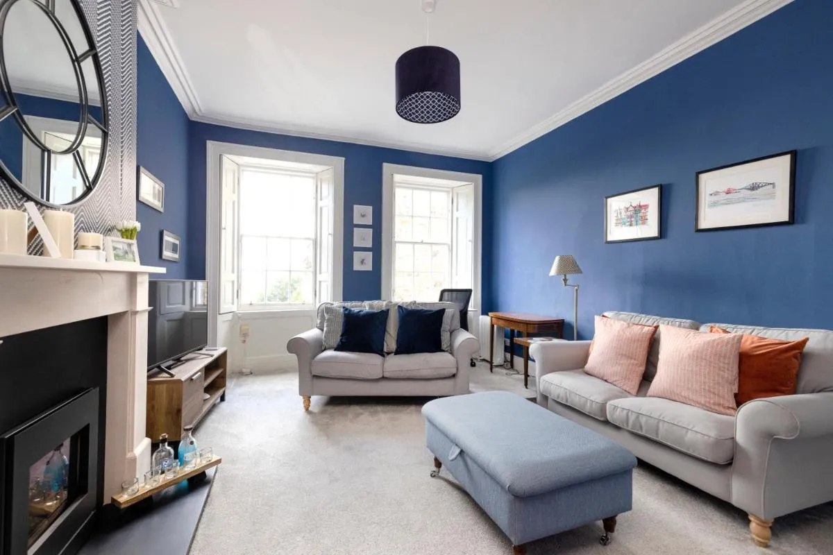 Image 2 of Elegant 2-bedroom Apartment in Edinburgh City Centre