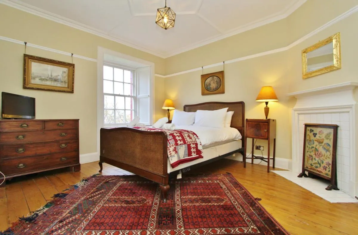 Image 5 of Elegant 3-Bedroom Ramsay Garden Apartment in Edinburgh City Centre
