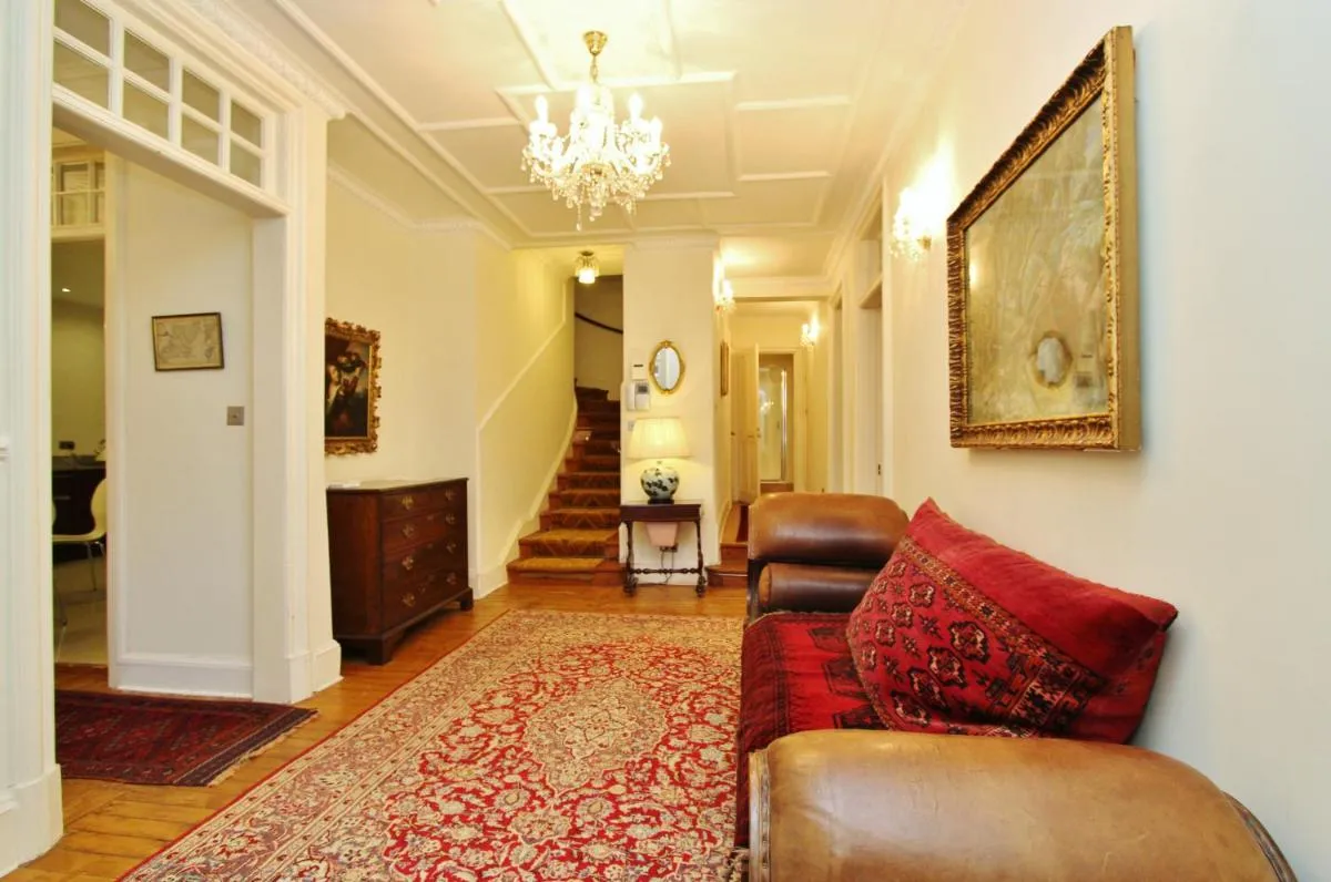 Image 2 of Elegant 3-Bedroom Ramsay Garden Apartment in Edinburgh City Centre