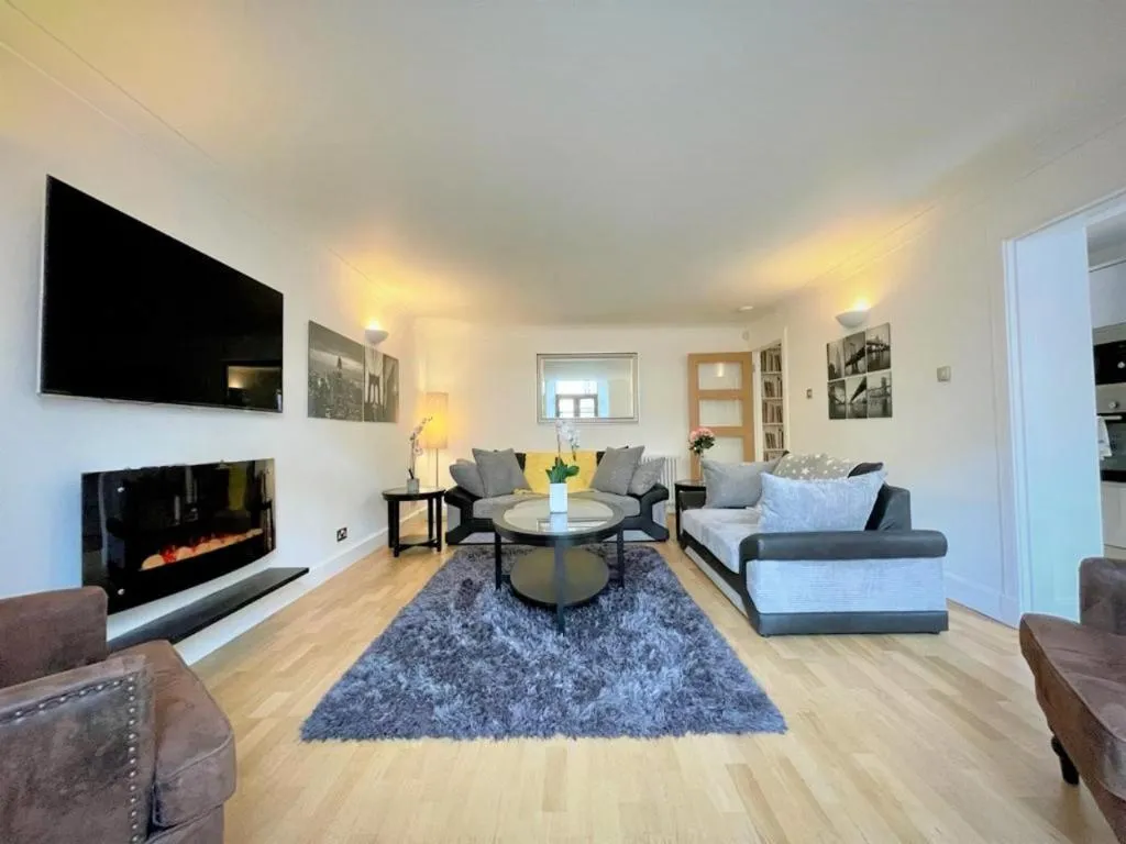 Image of Elite 3 Bed New Town Apt with Private Walled Garden