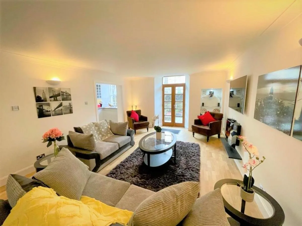Image 2 of Elite 3 Bed New Town Apt with Private Walled Garden