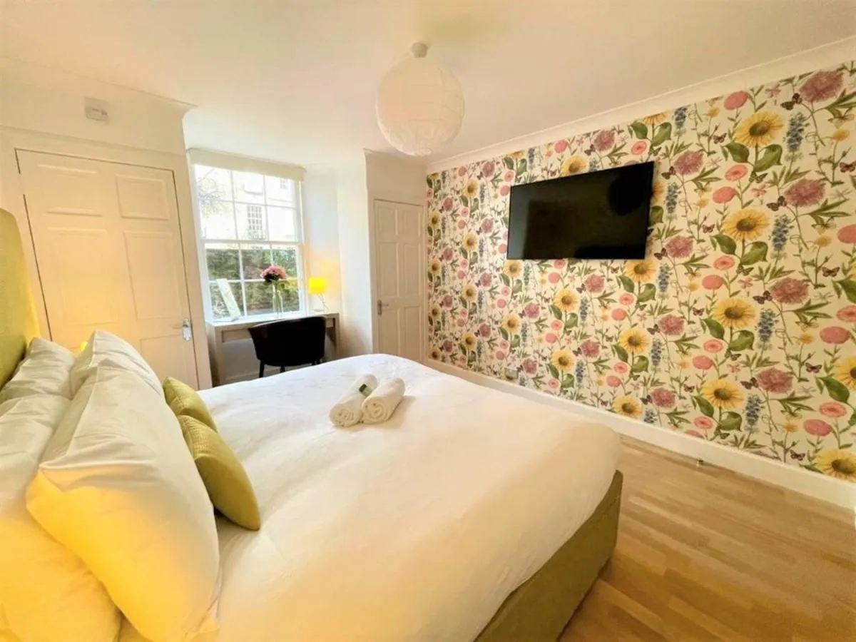 Image 5 of Elite 3 Bed New Town Apt with Private Walled Garden