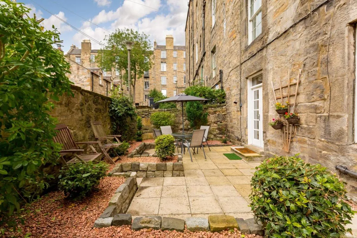 Image 6 of Elite 3 Bed New Town Apt with Private Walled Garden