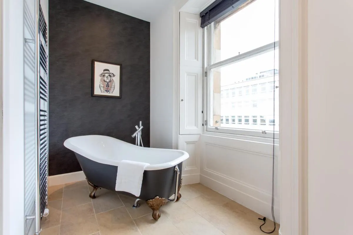 Image 2 of Exclusive 2 Bed, Free Private Parking, in West End