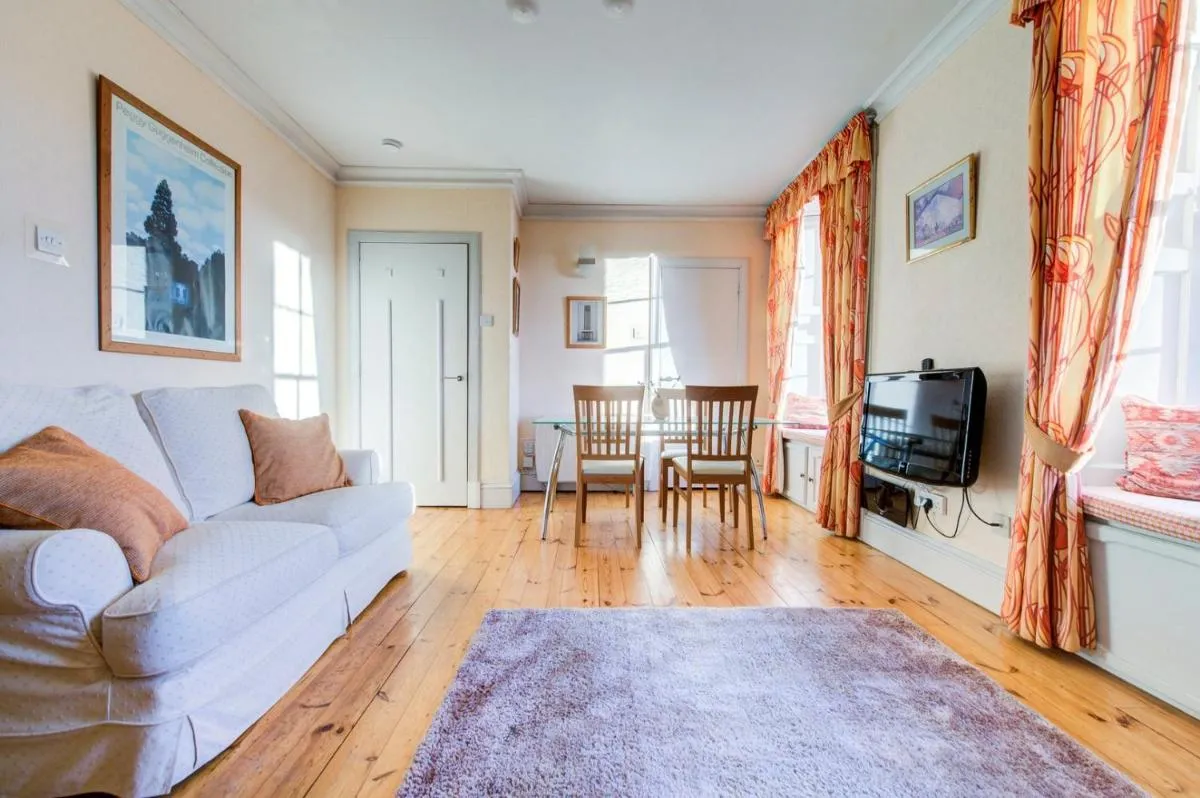 Image 6 of GuestReady – Historic Edinburgh Old Town Apartment